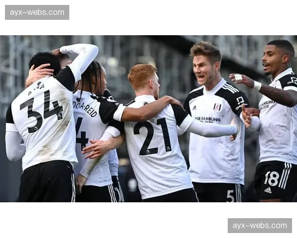 趣味花絮：英超狼队对阵富勒姆，场边球童飞速捡球获主帅鼓掌致意。